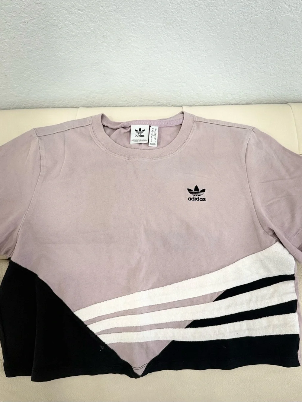 adidas Mauve Graphic Cropped Tee with Black and White Accents - Picture 4 of 5